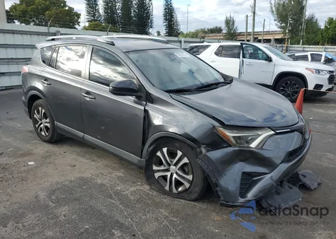 2017 Toyota Rav4 Le z USA, uszkodzony, nr VIN JTMZFREV3HD107921